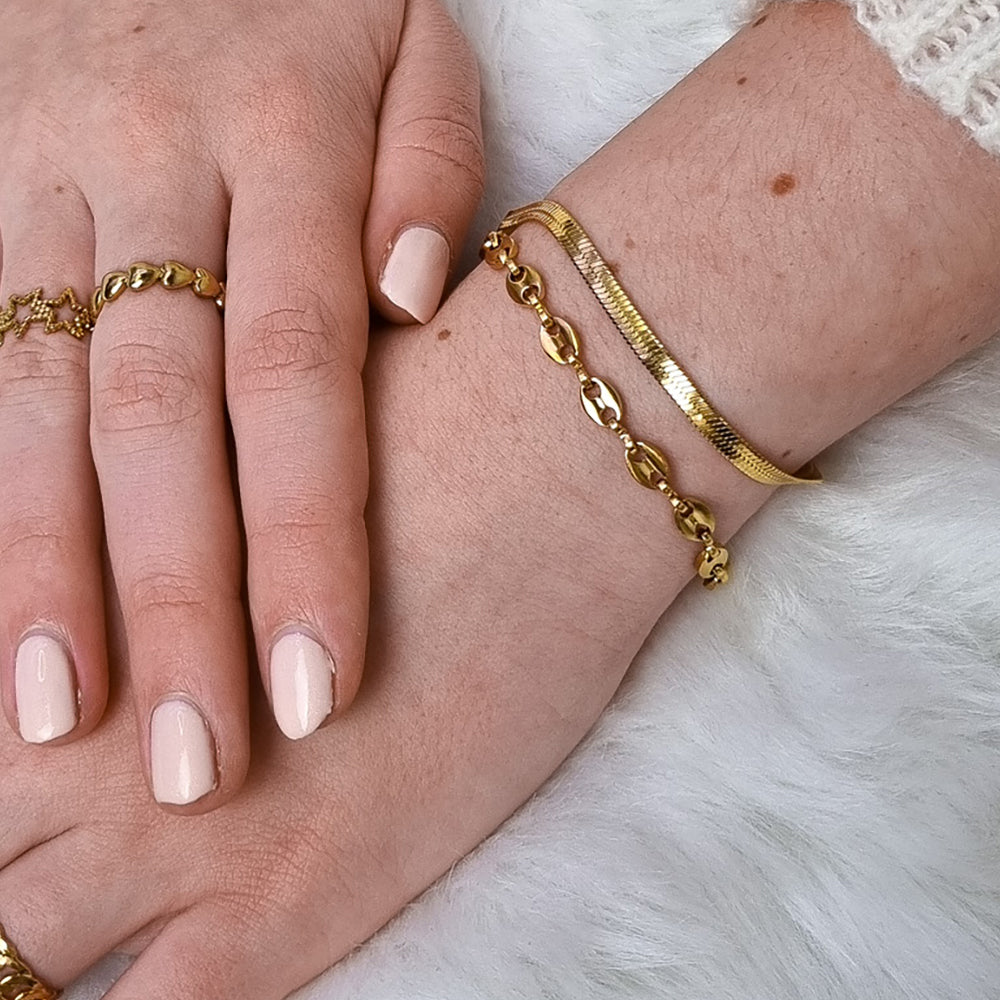 Armband, Grote schakel met ronde gaten