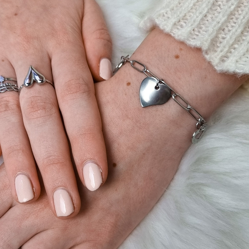 Armband, Paperclip, met 5 hartjesbedels