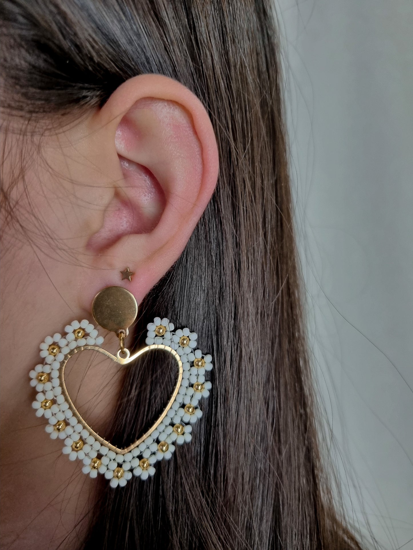 Oorbellen, Hartje met witte kralen, 44 x 44 mm